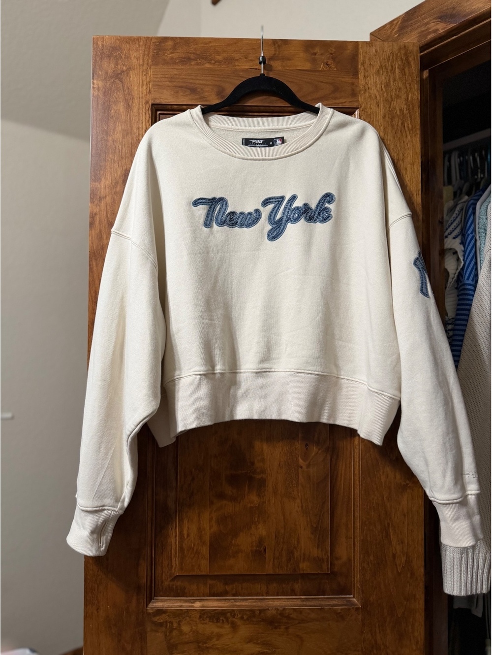Pro Standard Women's Yankees Crew Sweatshirt - Linen